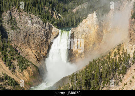Mist enshrouds el Lower Falls de 300 pies en el Gran Cañón del Yellowstone, en el Parque Nacional Yellowstone, Wyoming
