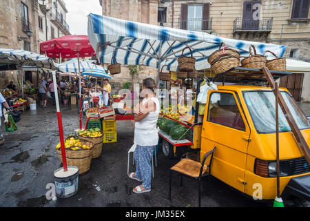 Piaggio por la entrada al mercado de Capo en el Porta Carini, central de Palermo, Sicilia, Italia. Foto de stock
