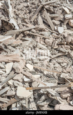 Escombros del constructor - específicamente antiguos restos de listones a base de cal y techos de yeso de la antigua cabaña. Por quebrado en pedazos, destrozado, colapso bancario de Estados Unidos. Foto de stock