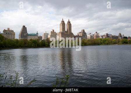 Reserva Jacqueline Kennedy Onassis central park con vistas de los edificios de apartamentos en upper west side de Nueva York, EE.UU. Foto de stock