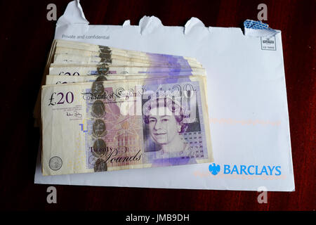 Carta de Barclays Bank y montón de £20 notas Foto de stock