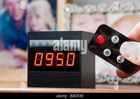 Cámara de vigilancia de vigilancia de bebés viendo a niños de 5 meses  jugando solos en casa Fotografía de stock - Alamy