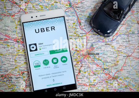 WROCLAW, POLONIA - Julio 20, 2017: Uber compartir economía frecuentemente se utiliza el servicio de transporte urbano en Wroclaw Foto de stock