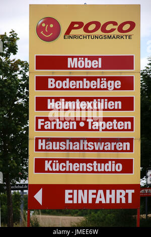 Maguncia, Alemania - 16 de julio de 2017: un cartel con la inscripción entrada así como ofrecen artículos para la venta de los muebles y el mercado de muebles poco sobre Foto de stock