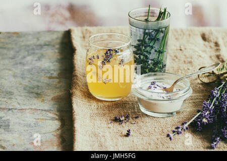 Miel y azúcar aromatizado con lavanda Foto de stock