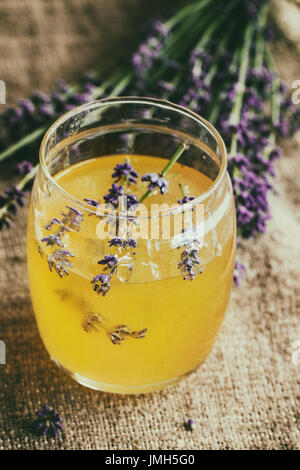 Miel y azúcar aromatizado con lavanda Foto de stock