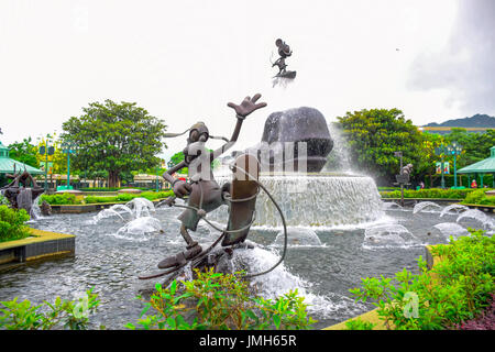 Estatua Fuente a la entrada del parque Disneyland Hong Kong