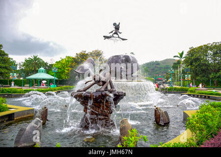 Estatua Fuente a la entrada del parque Disneyland Hong Kong