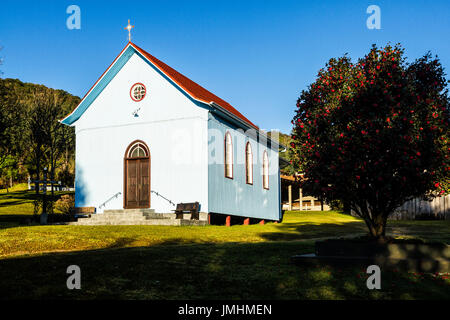 Iglesia de Nossa Senhora da Saúde, en Linha Pinhal. Treze Tilias, Santa Catarina, Brasil. Foto de stock