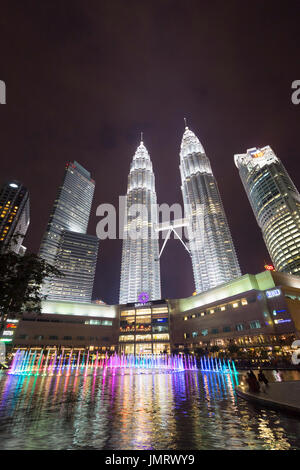 El KLCC lake symphony water fountain show, Kuala Lumpur, Malasia Foto de stock