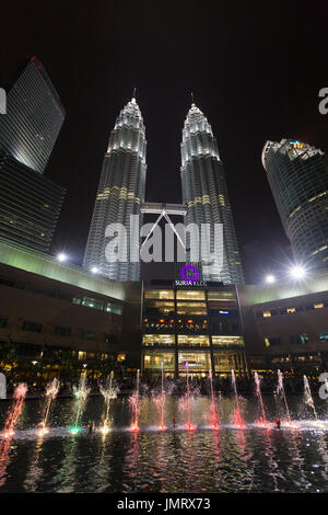 El KLCC lake symphony water fountain show, Kuala Lumpur, Malasia