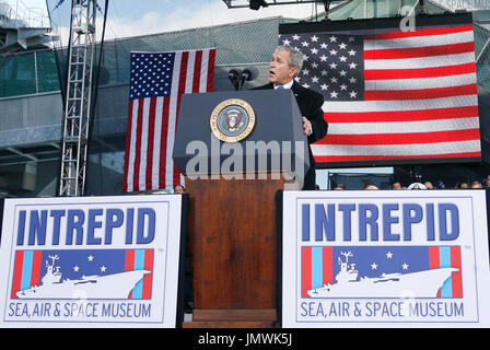 New York, NY - 11 de noviembre de 2008 -- El presidente de Estados Unidos, el Presidente George W. Bush ofrece comentarios en una ceremonia de dedicación del Día del Veterano del Intrépido de Mar, Aire y Espacio Museo en la Ciudad de Nueva York el martes, 11 de noviembre de 2008. Crédito: John Angelillo - Piscina a través del CNP