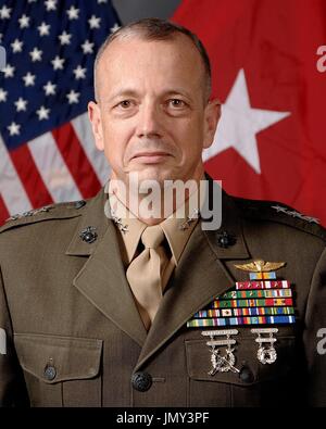Tampa, FL - (Archivo) -- Foto de archivo tomada el 20 de agosto de 2009, el Teniente General John R. Allen, quien se convirtió en comandante adjunto, el Comando Central de los Estados Unidos, el 15 de julio de 2008. Tras la puesta en marcha, asistió a la escuela básica y fue asignado al Segundo Batallón, 8º los Marines, donde sirvió como comandante de pelotón y compañía de fusileros. Su próxima gira lo llevaron al cuartel de los Marines en la 8ª y yo, Washington, D.C., donde trabajó en el Instituto del Cuerpo de Infantería de Marina y como funcionario de ceremonial. El Teniente General asistieron después a Allen, y fue el distinguido egresado del posgrado Programa de inteligencia