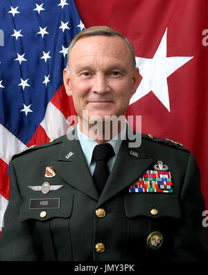 Tampa, FL - (Archivo) -- Foto de archivo tomada el 18 de noviembre de 2008, del Mayor General Jay W. Hood, quien asumió sus funciones como jefe de personal, el Comando Central de Estados Unidos, del 1 de julio de 2008. Asamblea Hood es un graduado distinguido de Pittsburg State University y fue comisionado como Oficial de Artillería de Campo en 1975. La educación militar del capó general incluye el campo de artillería oficial cursos básicos y avanzados, Basic Airborne School, y el jefe de salto de la escuela. Él es un graduado del ejército de los Estados Unidos de Comando y Personal General del Colegio y un distinguido egresado de la Escuela de Guerra Naval de EE.UU..Crédito: DoD a través del CNP