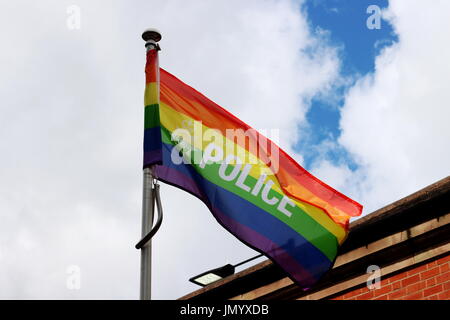 Bandera del arco iris fuera de una comisaría de policía para el Mes del Orgullo, 50 años después de la despenalización de la homosexualidad en el REINO UNIDO Foto de stock
