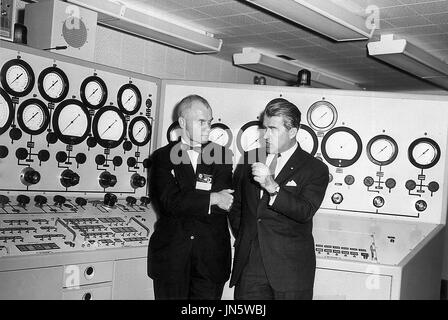 El Dr. Wernher von Braun, derecha, sinopsis el astronauta John Glenn, izquierda en la sala de control de la prueba del vehículo en la Sección, División de aseguramiento de calidad, el Centro Marshall de Vuelos Espaciales (MSFC) en Huntsville, Alabama, el 28 de noviembre de 1962..Crédito: NASA via CNP