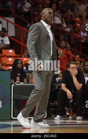 El head coach charles oakley killer 3s mirando frustrados a lo largo de margen durante el juego #4 ballers fantasma contra big3 semana 5 torneo 3-contra-3 de julio 23,2017 uic pavilion de Chicago, Illinois. Foto de stock