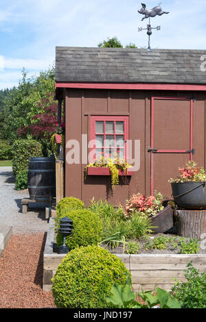 Cobertizo de jardín exterior en primavera, con leñera Fotografía de stock -  Alamy