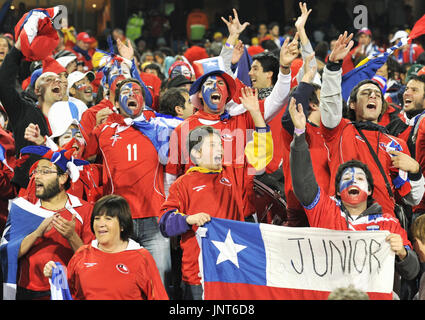 PRETORIA, Sudáfrica - Chile partidarios aclaman a su equipo durante una Copa Mundial Grupo H partido entre España y Chile en el estadio Loftus Versfeld en Pretoria, Sudáfrica, el 25 de junio de 2010. España golpearon a Chile 2-1 pero ambos equipos avanzaron a la ronda de 16. (Kyodo)