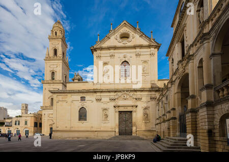 El estilo barroco de la antigua catedral de Lecce en el casco antiguo de la ciudad Apulia Italia Europa
