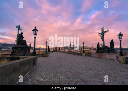 Puente de Carlos, Praga, República Checa colorido amanecer en el Puente de Carlos