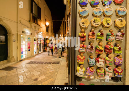 Souvenirs artesanales y artesanías en el callejón de la ciudad vieja Otranto, provincia de Lecce Apulia Italia Europa