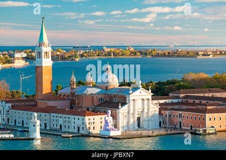 Vista de la antigua iglesia de San Giorgio Maggiore, con Lido di Venezia en el fondo Veneto Italia Europa Foto de stock