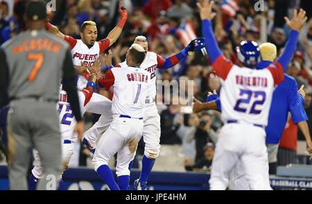 Jugadores puertorriqueños celebran tras derrotar a Holanda 4-3 en 11 entradas semifinal Clásico Mundial de Béisbol en el Dodger Stadium en Los Ángeles el 20 de marzo de 2017. Puerto Rico, la 2013 runner-up, se enfrentará a Japón o los Estados Unidos en la final del 22 de marzo. (Kyodo) ==Kyodo