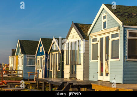 Altamente deseable seaside cabañas de playa de madera en Mudeford , Dorset .Estas cabañas de playa de madera altamente deseables son esencialmente una tradición británica . Foto de stock