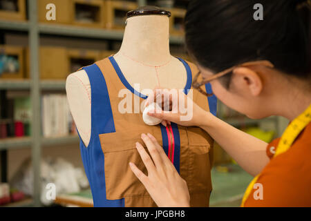 Primer plano de una hembra diseñar ropa de trabajo y ropa de simulación  utilizando tiza marca de pintura cuidadosamente medido área modificada en  sastrería studio Fotografía de stock - Alamy