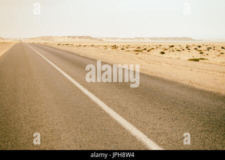 Vintage estilo instagram imagen de un desierto vacío road en Dakhla, Sahara Occidental, Marruecos.