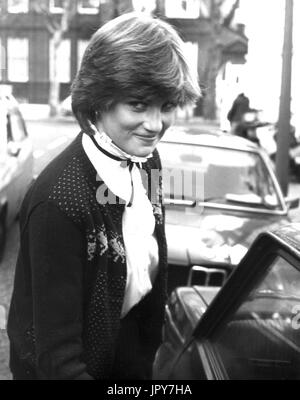 El 31 de agosto de 2017 se cumplen 20 años desde la muerte de la princesa Diana. La Princesa Diana de Gales murió de heridas graves en las primeras horas del 31 de agosto de 1997, tras un accidente de automóvil en París. Foto: Nov 15, 1980 - Londres, Inglaterra, Reino Unido - 19 años a Lady Diana Spencer, como era conocida entonces, llega de vuelta en su apartamento, en el comienzo de su relación con el príncipe Carlos. Crédito: Imágenes KEYSTONE USA/ZUMAPRESS.com/Alamy Live News Foto de stock