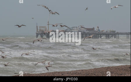 Brighton, East Sussex, Reino Unido. 3 de agosto de 2017. El viento que azota más de 40 mph lanza el surf en la costa sur.