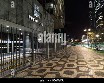 Río de Janeiro, Brasil, 02 de agosto de 2017: Vista nocturna en el edificio donde funciona la sede de Petrobras en el centro de Río. Foto de stock