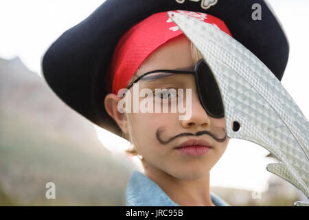 Close Up Retrato de niño usando disfraces piratas durante la fiesta de cumpleaños en el patio Foto de stock