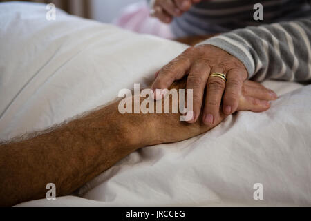 Manos recortada de alto par relajante en nursing home
