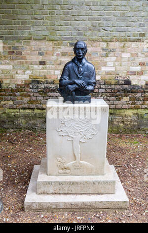 Estatua de bronce de Lord Robert Baden-Powell, fundador del movimiento scout en 1907 en la isla de Brownsea en Poole Harbour, Dorset, Inglaterra, Reino Unido. Foto de stock