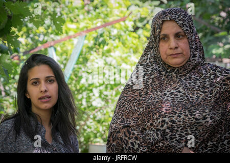 Madre e hija palestina describir sus interacciones con sus vecinos de colonos israelíes en el centro de Hebrón, en los territorios ocupados Foto de stock