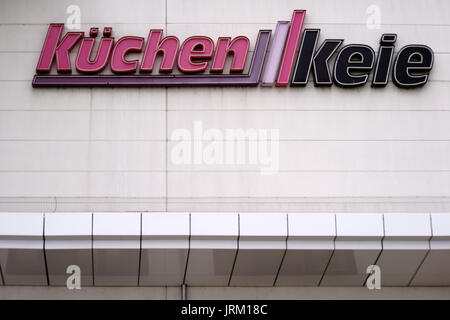 Maguncia, Alemania - 16 de julio de 2017: La empresa firmar y el logo del mercado de muebles Cocinas Las Cocinas Keie sobre la fachada de un edificio el 16 de julio de 2017 Foto de stock