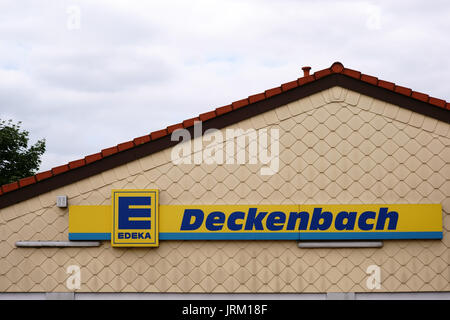 Maguncia, Alemania - 16 de julio de 2017: El signo de la empresa minorista de alimentos Edeka en la fachada de un mercado de alimentos el 16 de julio de 2017 en la ciudad de Maguncia. Foto de stock