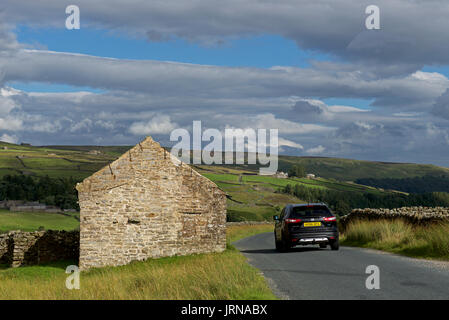 Granero en Arkengarthdale, Yorkshire Dales National Park, North Yorkshire, Inglaterra Foto de stock