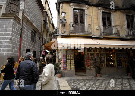Los turistas en la calle oficios de la madraza con palacio y capilla Real de Granada, Andalucía, España Foto de stock
