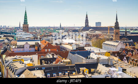 El horizonte de la ciudad de Copenhague en Dinamarca.