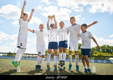 Celebrando la victoria del equipo de fútbol Junior