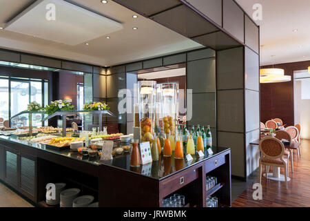 Desayuno buffet en un hotel elegante y contemporáneo restaurante en Italia Foto de stock