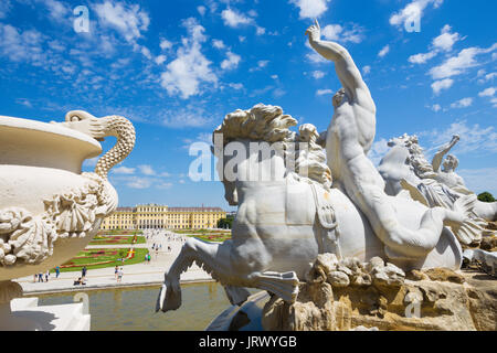 Viena, Austria - Julio 30, 2014: el palacio de Schonbrunn y jardines desde la fuente de Neptuno.