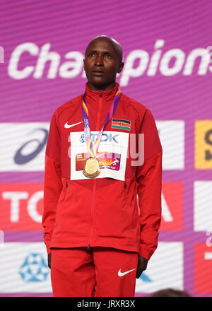 Kenya's Geoffrey Kiri con su medalla de oro en el Maratón de hombres durante el día tres de los Campeonatos Mundiales de la IAAF de 2017 en el estadio de Londres. Foto de stock