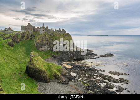Las ruinas del Castillo de Dunluce, Bushmills, Condado de Antrim, Ulster, Irlanda del Norte, Reino Unido, Europa Foto de stock