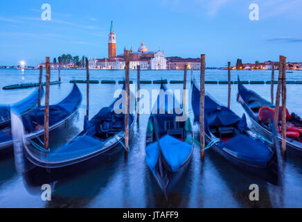 Góndolas amarradas por la noche en el Bacino di San Marco (San Mark's Basin), frente al mar, Venecia, UNESCO, Véneto, Italia, Europa