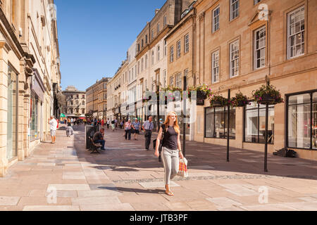 El 5 de julio de 2017: Bath, Somerset, Inglaterra, Reino Unido - Compras en Union Street, en el centro de la ciudad, en un hermoso día de verano.